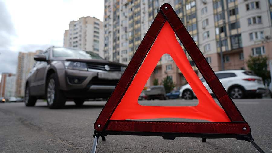 Автомобиль опрокинулся в результате аварии на ТТК в Москве