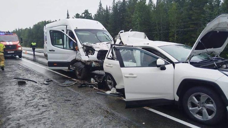 Пять человек пострадали в ДТП с рейсовым автобусом в Тюменской области