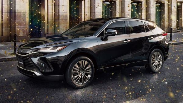 В России появился новый семейный кроссовер Toyota, который стоит дешевле Geely Monjaro