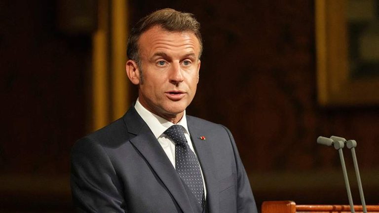 Макрон заявил о планах усилить давление на Россию