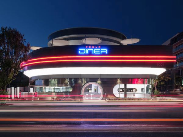Tesla открыла свой первый ретро-футуристический ресторан и автокинотеатр в Лос-Анджелесе