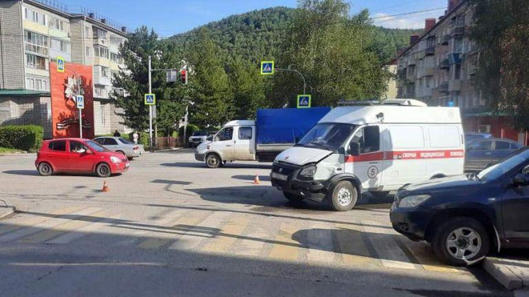 Пострадавший в ДТП на Алтае мужчина попал в аварию на машине скорой помощи