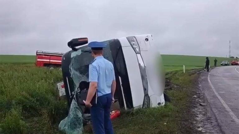 В Башкирии автобус с 40 пассажирами съехал в кювет и опрокинулся