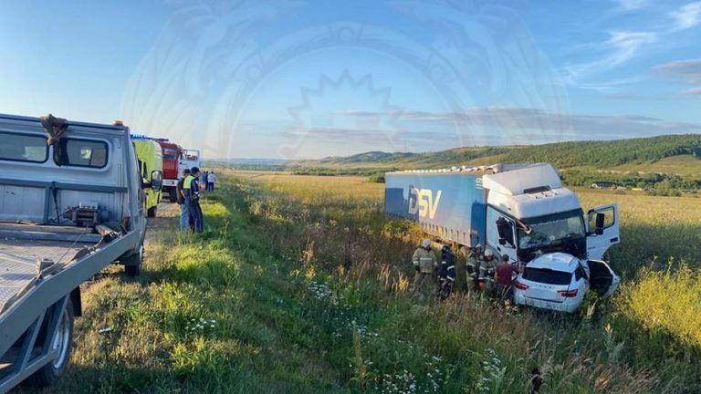 В результате ДТП с грузовым автомобилем в Татарстане погибли два человека