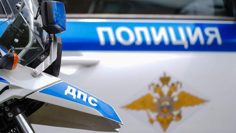Три человека пострадали при наезде автомобиля на пешеходном переходе в Москве