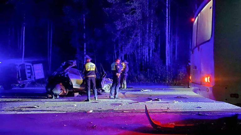 Два человека погибли в результате ДТП с участием автобуса в Свердловской области