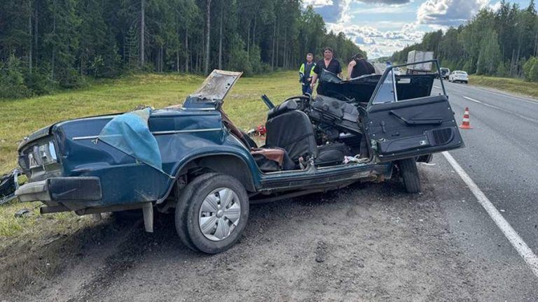 Два человека погибли при лобовом столкновении машин в Карелии