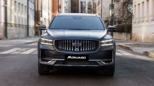 В России подешевели седан и самый популярный кроссовер Geely. Сколько они стоят