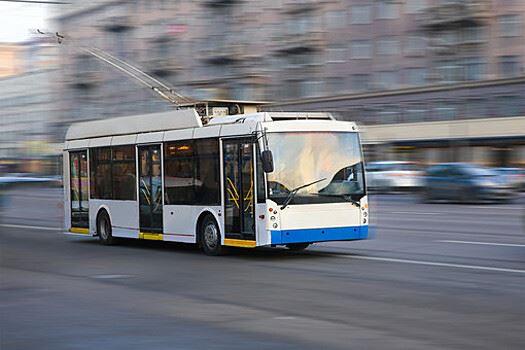 78.ru: в Петербурге троллейбус сбил девушку, переходившую дорогу