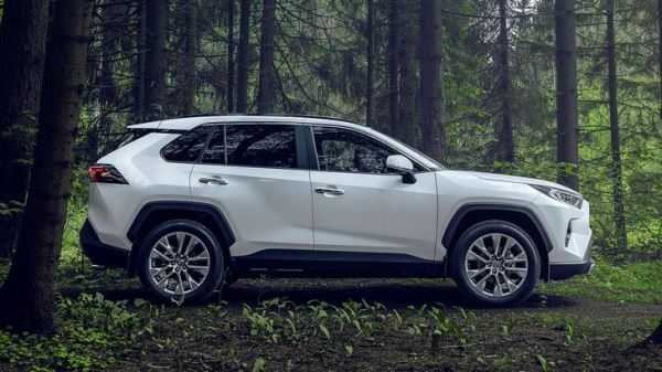 В Россию вернулся любимый кроссовер Toyota россиян. Он стоит дешевле «китайцев»