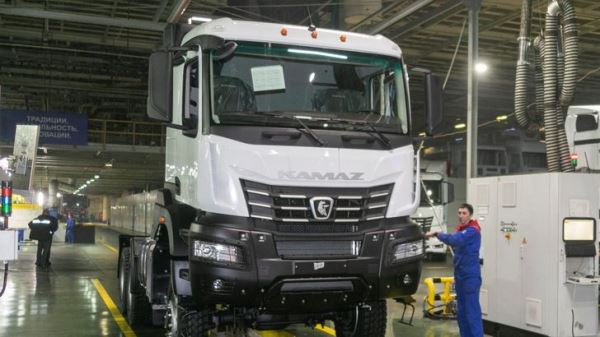 Российский автопром впал в спячку: семь автозаводов приостановили производство, часть переходит на четырехдневку