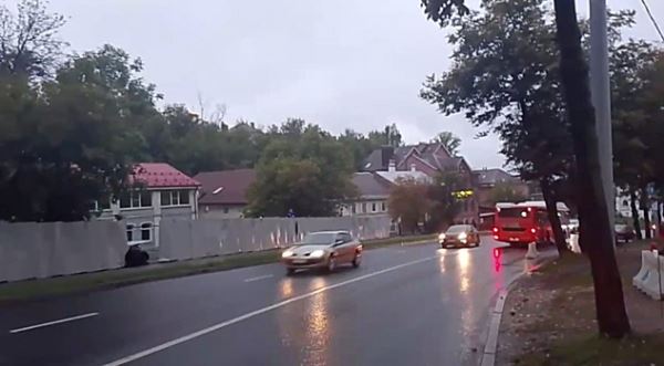 Водитель протаранил забор на Зеленском съезде в Нижнем Новгороде