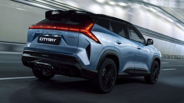 В России подешевели седан и самый популярный кроссовер Geely. Сколько они стоят