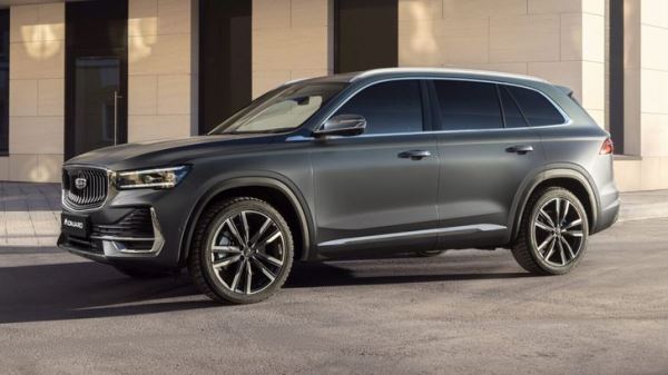 В России подешевели седан и самый популярный кроссовер Geely. Сколько они стоят