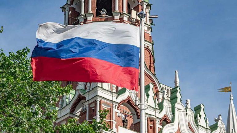 Большинство россиян ассоциируют триколор с патриотизмом и гордостью