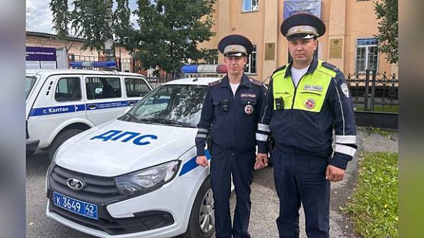 В Кузбассе полицейские помогли оперативно доставить в больницу малыша, который начал задыхаться