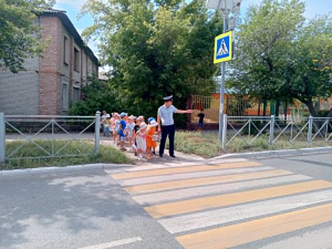 В Оренбургской области дошкольники под руководством Госавтоинспекции осваивали правила безопасного перехода улицы