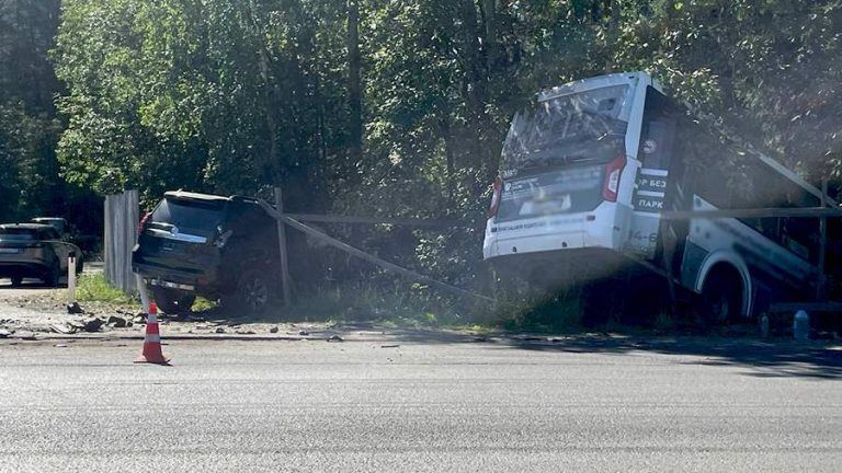 В результате ДТП с автобусом в Ленобласти пострадали три человека