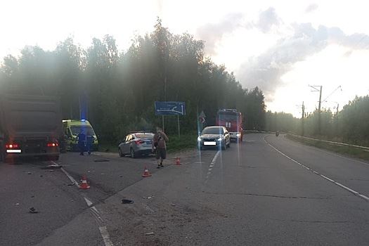В Подмосковье самосвал раздавил машину, погибли двое взрослых и младенец