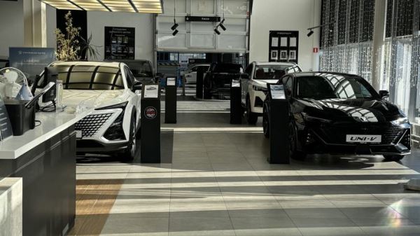 В России сокращается число автодилеров. Почему так происходит