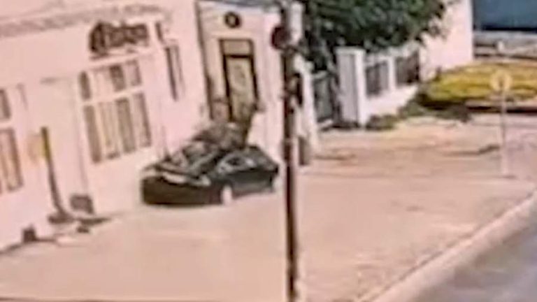 В Чебоксарах три человека пострадали после столкновения автомобиля со зданием