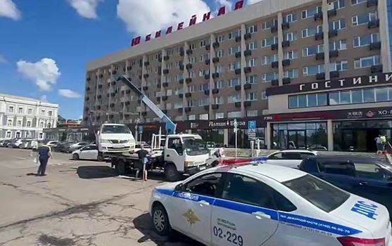 Из центра Благовещенска утром в выходной день эвакуировали три автомобиля