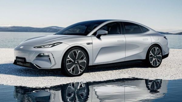 Найден современный пятиметровый седан Geely, который продают дешевле «Лады»