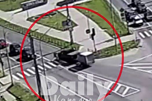 В Петрозаводске на видео сняли, как пикап сбил толпу людей на переходе
