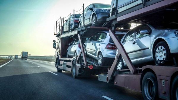 Россияне начали чаще пользоваться услугами автовозов и перегонщиков. В чем причина