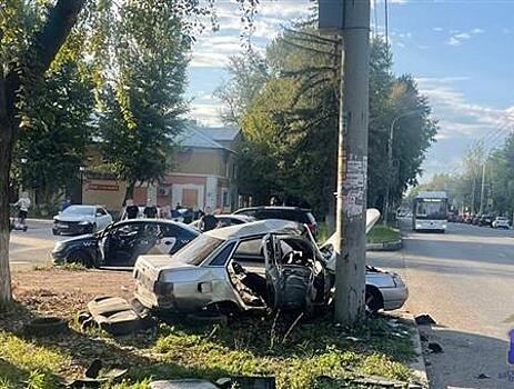 В Самаре водитель, лишенный прав, влетел в бетонный столб, пострадали три человека