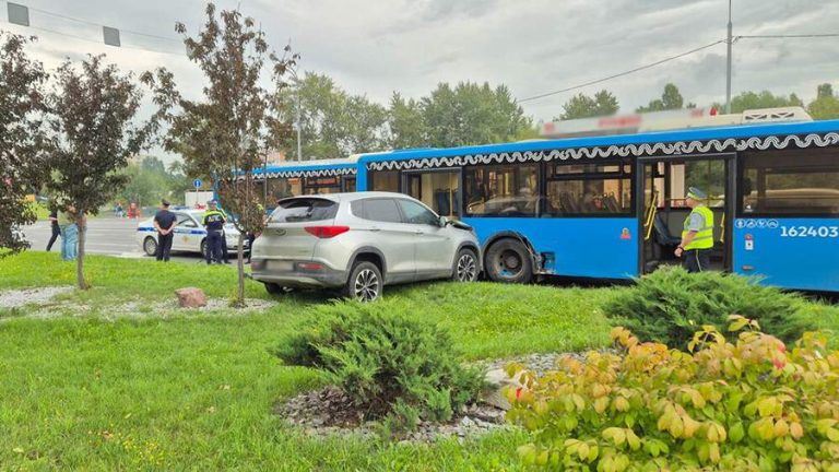 В Москве такси въехало в автобус из-за смерти водителя за рулем