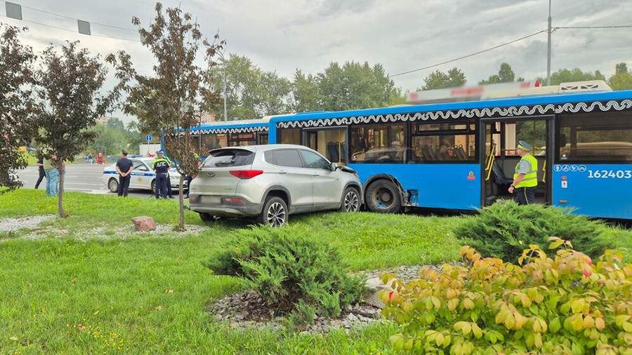 В Москве такси въехало в автобус из-за смерти водителя за рулем