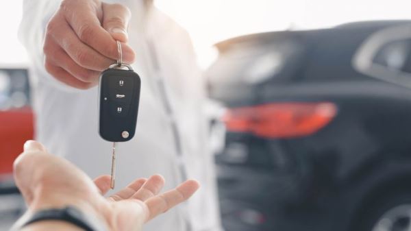 Российский автопром против «китайцев»: какие автомобили дорожают быстрее