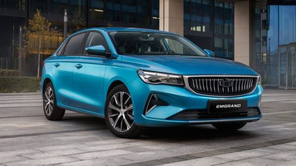 В России подешевели седан и самый популярный кроссовер Geely. Сколько они стоят