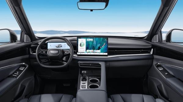 В России подешевели седан и самый популярный кроссовер Geely. Сколько они стоят