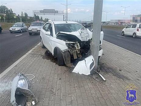 В Кировском районе Самары Lada Vesta налетела на бордюр и врезалась в столб, водитель погиб