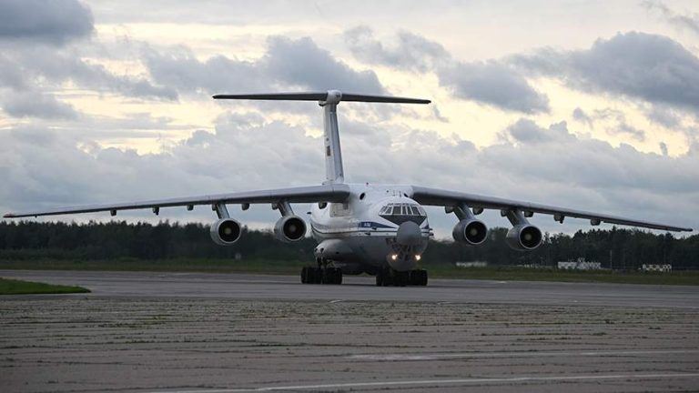 Самолет с освобожденными из плена бойцами ВС РФ приземлился в Подмосковье