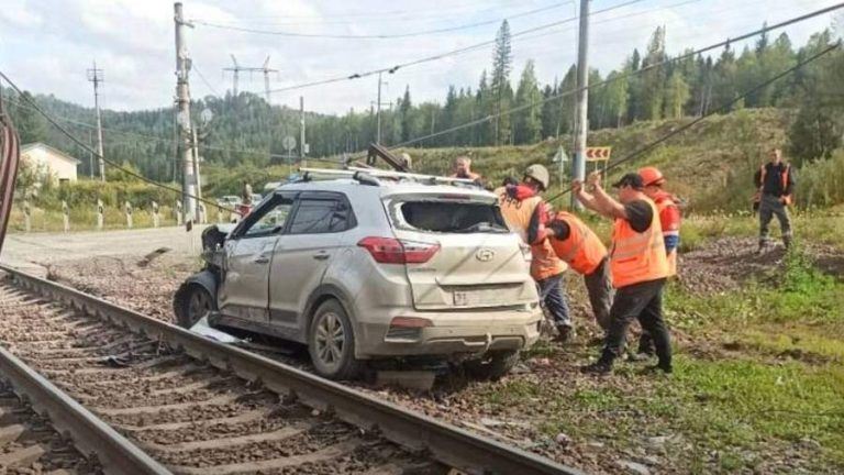 Грузовой поезд столкнулся с автомобилем в Красноярском крае